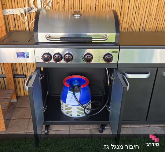 גריל גז עם בלון גז פתוח בארון תחתון